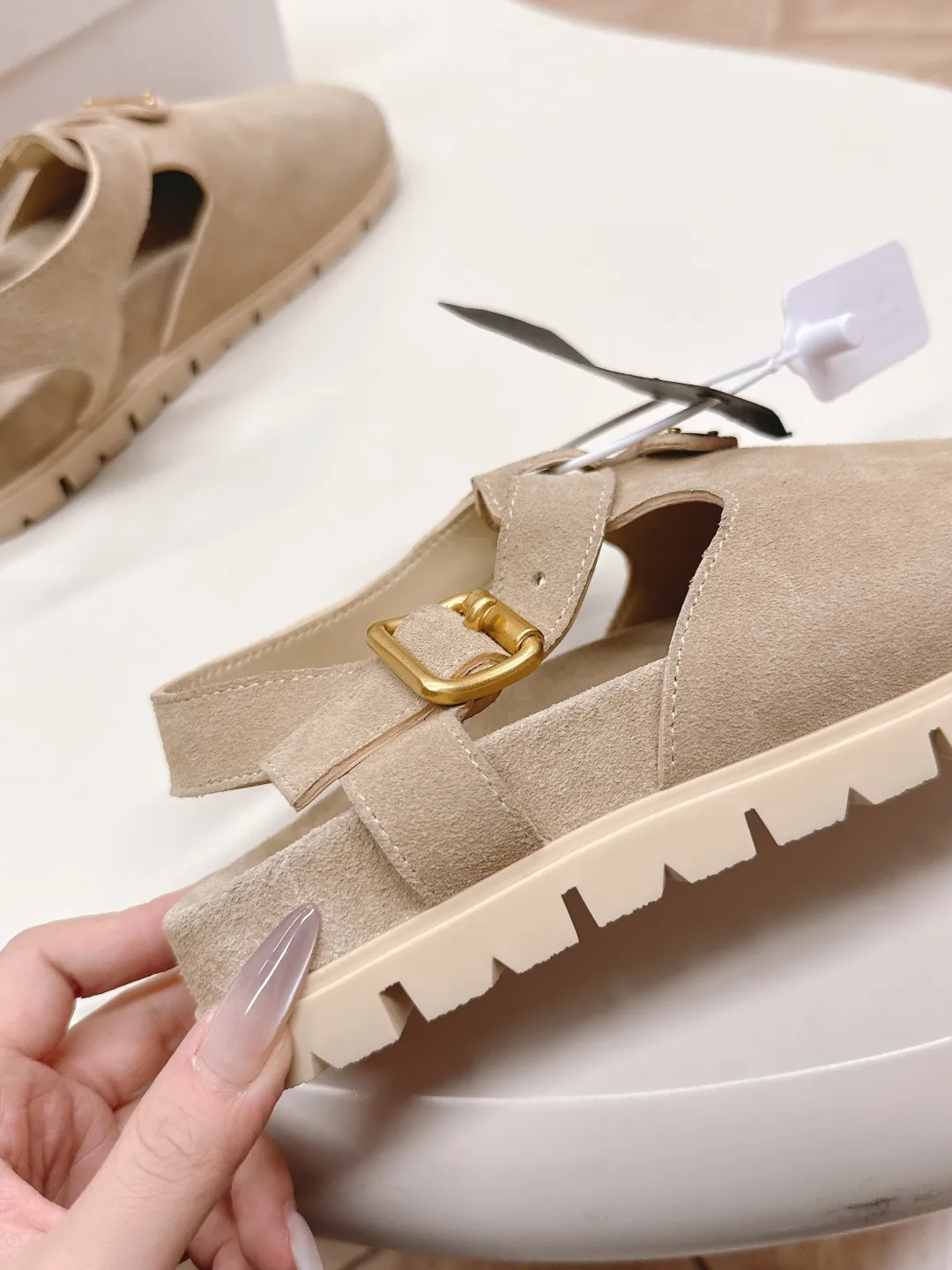 👟👟Ex-factory price 580👟👟Prada Boken bread shoes 2025 spring and summer new thick-soled sandals Velcro triangle buckle bread toe half slippers Latest catwalk series Classic upgrades Comfort and fashion coexist Each color combination looks good, and the design matches different style needs Upper: nubuck leather Inner: Original customization Outsole: TPU sole Shoe size: 35-41 (40.41 customization is non-refundable and non-exchangeable)